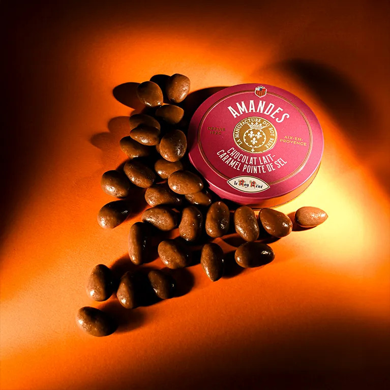 Amandes enrobées de chocolat au lait et caramel