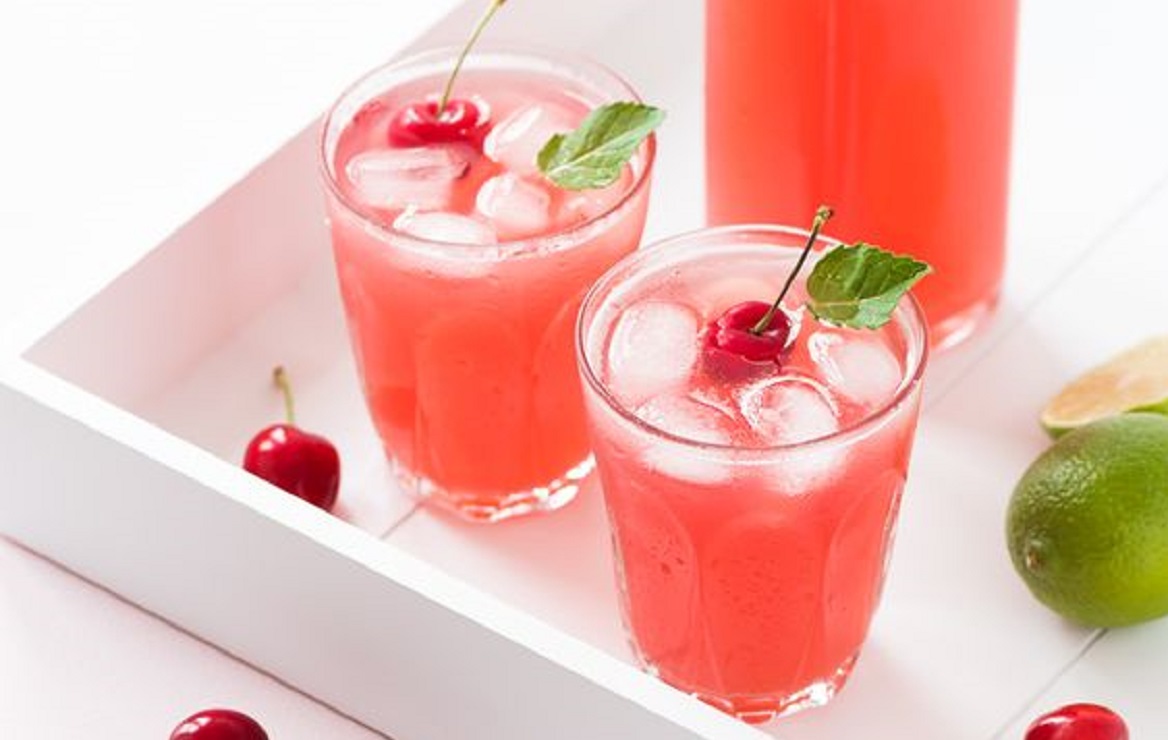 Sparkling cherry cocktail