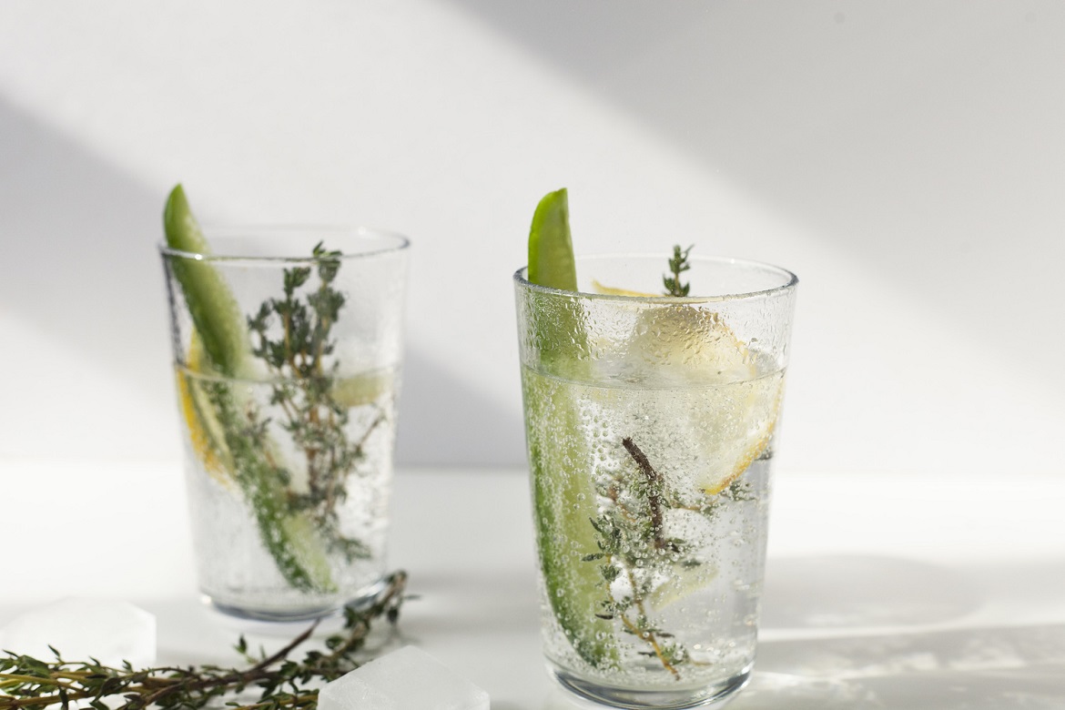 Gin & tonic with thyme