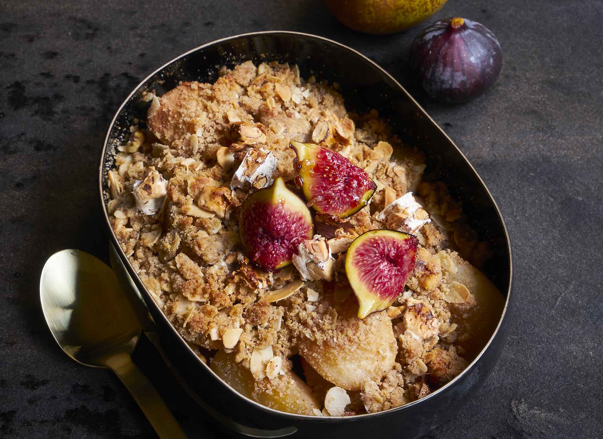 Crumble aux poires confites et au nougat