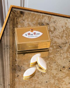 Le lingot du Roy René ✨
Confiserie provençale traditionnelle, les calissons d'Aix, composés d’amandes, de melon confit, d’écorce d’orange et recouverts d’une fine couche de glace royale offre toute la douceur et le craquant des petits plaisirs de Provence 🥰. Une recette inchangée depuis plusieurs siècles et toujours respectée par les confiseurs du Roy René. 
Pour les fêtes de fin d’années, sublimez vos tables avec cet écrin précieux tel un lingot. Il contient 12 calissons traditionnels, idéal pour un moment de partage et de convivialité. 

📸@xaveyron

#calisson #confiserie #savoirfairefrançais #royrene