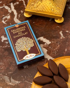 Les calissons enrobés de chocolat 😋

Pour les fêtes, les calissons d'Aix, confiserie emblématique de la Provence, se couvrent d’une délite couche de chocolat noir. 
Cette déclinaison allie les saveurs subtiles des fruits confits et de l'amande à la richesse du cacao.
Ce dernier est élaboré à partir de fève pure origine Madagascar, issues de filière visant à améliorer la qualité de vie des producteurs et de leur communauté.

@xaveyron 📸
Remerciements : @chateaudefonscolombe 

#calisson #savoirfaire #chocolat