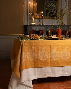 L’art de la table 

Ce début du mois de décembre déclenche le compte à rebours des derniers instants avant les fêtes de fin d’année, et nourrit l’impatience de partager ces moments ✨

L’imagination de la table de Noël participe à cette magie. Sa décoration sera le coeur de l’ambiance chaleureuse sous laquelle les convives vivront des instants privilégiés. 

Calissons, nougats, ou encore fruits glacés, incontournables des traditions provençales, y seront élégamment disposés.

@xaveyron 📸

Merci aux partenaires du Roy René @chateaudefonscolombe @poteriebarbotine @les.olivades @franc.1884 @apiscera 

#artdelatable #provence #traditionprovencale