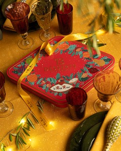 La dégustation des 13 desserts ✨

À la veille de Noël, à la fin du “gros souper”, il est d’usage en Provence de servir 13 desserts. Au nombre de ces desserts, figure en premier le gibassier, sorte de galette à l’huile d’olive, aux fruits confits et à la fleur d’oranger. 
Puis viennent les 4 mendiants : figues sèches, raisins, noisettes, amandes ; et les confiseries dont le Calisson d’Aix, le nougat blanc comme le noir figurent parmi les incontournables 🥰

A ceux là s’ajoutent dattes Medjoul, abricots secs, tranches de clémentines glacées, pâtes de coing et figure de Provence et orangettes. 

Cette tradition reflète l’âme et l’histoire de la Provence, unissant les convives dans un esprit de convivialité et de générosité. 

@xaveyron 📸

Merci aux partenaires du Roy René @chateaudefonscolombe @poteriebarbotine @les.olivades @franc.1884 @apiscera

# tradition #provence #13desserts