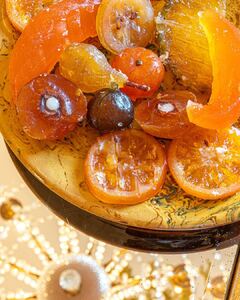Les fruits glacés du Roy René ✨
Après avoir été confits, de façon traditionnelle par bouillons successifs durant 3 à 4 semaines, une osmose se crée entre le sirop et la chair délicate des fruits. Ils sont ensuite égouttés et replongés dans un dernier bain de finition qui apporte un luisant incomparable et préserve le goût et le moelleux du fruit 🍊
Les confiseurs du Roy René ont disposés clémentine, melon en tranches, poire blanche, fraise, oranges, ananas tranchés, demi-pêche et citron dans un coffret à offrir ou à partager. Une confiserie savoureuses et chargée de soleil pour une expérience gourmande inégalée. 

📸@xaveyron

#fruitsconfits #recettetraditionnelle #plaisirgourmand #provence