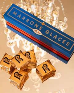 Plongez dans l’ambiance chaleureuse de l’automne avec les marrons glacés des confiseurs du Roy René 😍
Délicatement enrobés d’une mousseline de tulle pour conserver leur délicatesse, les marrons sont plongés durant 7 à 10 jours dans un bain de sucre et de gousse de vanille naturelle de Madagascar. Une création délicate qui allie l'essence subtile des marrons à l'expertise raffinée des confiseurs du Roy 🌰✨
Transformés en une tendre gourmandise, les marrons glacés du Roy René procurent une expérience gustative unique, représentent l’élégance d’une tradition artisanale transmise avec passion et illumineront les tables de fêtes 🌟

📸@xaveyron
Remerciement @chateaudefonscolombe 

#marronglacé #fruitsconfits #savoirfairefrancais