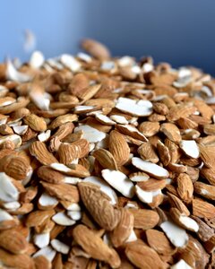 Les amandes de Provence; 

En Provence, l'amande fait partie des cultures traditionnelles et la récolte à lieu chaque année d'août à octobre. 
Ingrédient principal qu'utilisent les confiseurs du Roy René, l'amande est présente dans le nougat blanc et noir, dans le calisson, réinventée en suprême d'amandes et lait à tartiner où délicieusement enrobée de chocolat. 

Le Roy René soutient le plan de relance de la culture de l'amandier en Provence et à planté 300 amandiers dans les jardins de la fabrique ouverts à la visite. L'occasion d'y découvrir en famille toute l'histoire de ce fruit emblématique. 

Tous les ans ce fruit est à l'honneur dans la ville d'Alleins qui organise la fête de l'amande et de l'amandier qui aura lieu cette année le samedi 23 septembre. 

#amandes #ingrédient #provence #tradition #leroyrene #confiseurs #aixenprovence #nougat #savoirfaire #produitslocaux