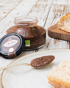 Suprême de noisettes, cacao et feuillantine 😍

Les confiseurs du Roy René sont guidés par une passion pour l'authenticité et la qualité. 
Le suprême de noisettes et feuillantine est issu d'une recette BIO qui est réalisée à partir de 30% de noisettes longuement toastées entières afin de développer leurs saveurs 😋Pour satisfaire les palais des plus gourmands, des feuillantines sont ajoutées pour apporter une touche croustillante. 

Bio et sans huile de palme, nos délices à tartiner sont parfaits pour des goûters sains 😋
Et vous, comment dégustez vous ce délice de noisette et cacao ? 

#suprême #feuillantine #confiseur #bio #gouter #chocolat #cacao #noisette #delice #bio #goutermaison #leroyrene #aixenprovence
