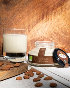 Suprême amande et lait 😋
L'amande, trésor Provençal, ingrédient essentiel que l'on retrouve dans de nombreuses confiseries du Roy René est à l'honneur dans ce délice à tartiner. 
Une crème onctueuse et savoureuse, issue d'une recette respectueuse des matières premières où les amandes sont délicatement chauffées à basse température pour atteindre le parfait équilibre de toastage permettant de développer le goût du fruit tout en conservant sa couleur nacrée😍
Ce suprême d'amande et lait est aussi l'occasion de mettre en avant les engagements du Roy René qui soutient la relance de la culture de l'amandier en Provence et a planté 300 amandiers dans les jardins de la fabrique, ouverts à la visite. 

#royrené #amande #lait #epv #recette #supreme #provence #tradition #plaisir