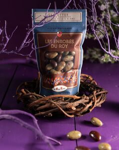 Les olivettes du Roy René 😋

Issues d'un savoir-faire unique et incontournables en Provence, les olivettes au chocolat sont des amandes délicatement torréfiées, enrobées de chocolat noir et d'une fine couche de chocolat blanc. 

Elles rendent hommage aux oliviers qui habillent le paysage provençal 😍

📸@xaveyron

#olivettes #amandes #chocolat